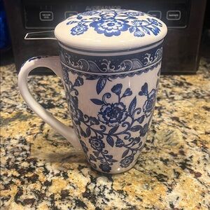 Blue and White Floral Mug with Lid and infuser
